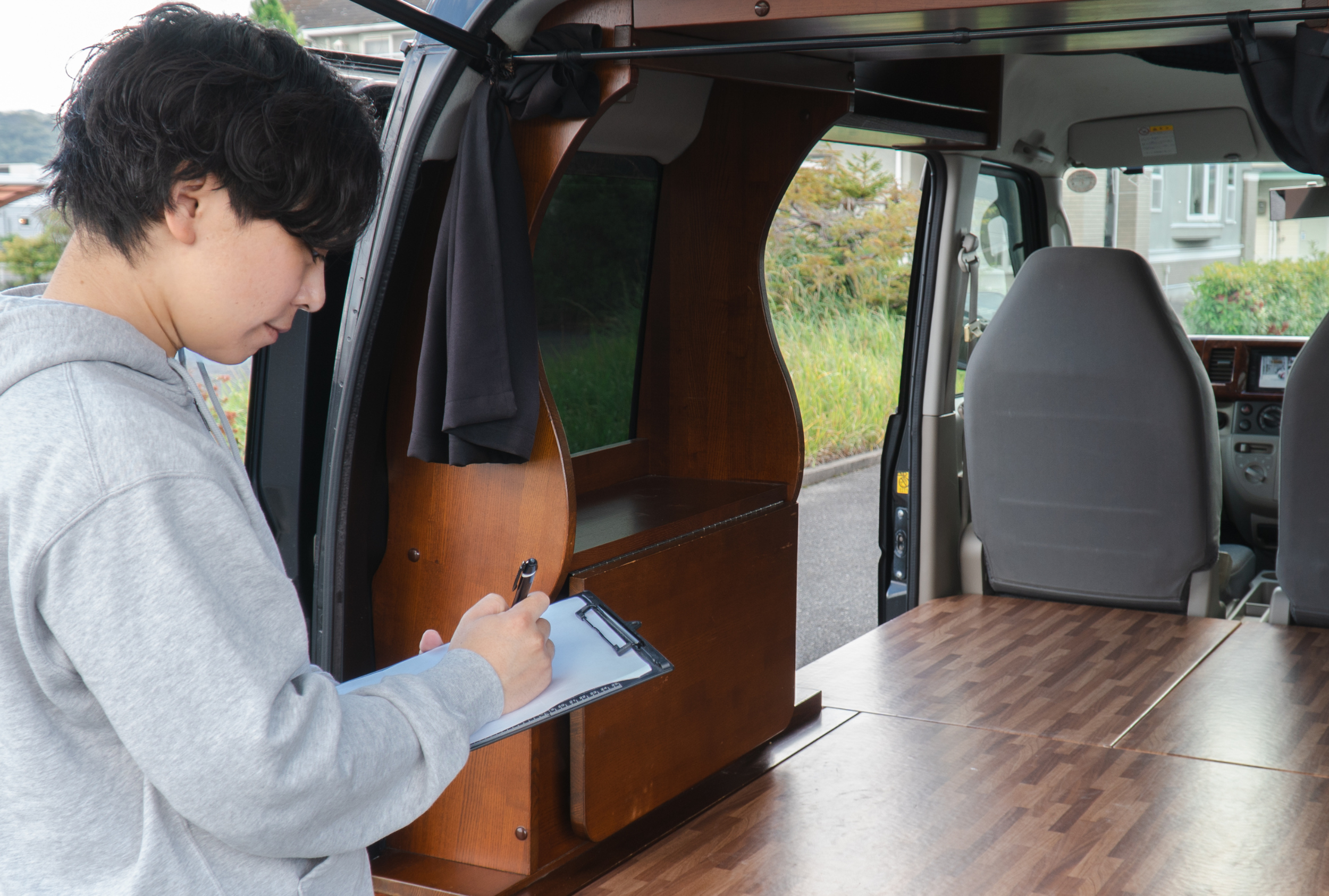 キャンピングカーの車内を確認するスタッフ