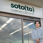 soto(to) 店舗前に立つスタッフ