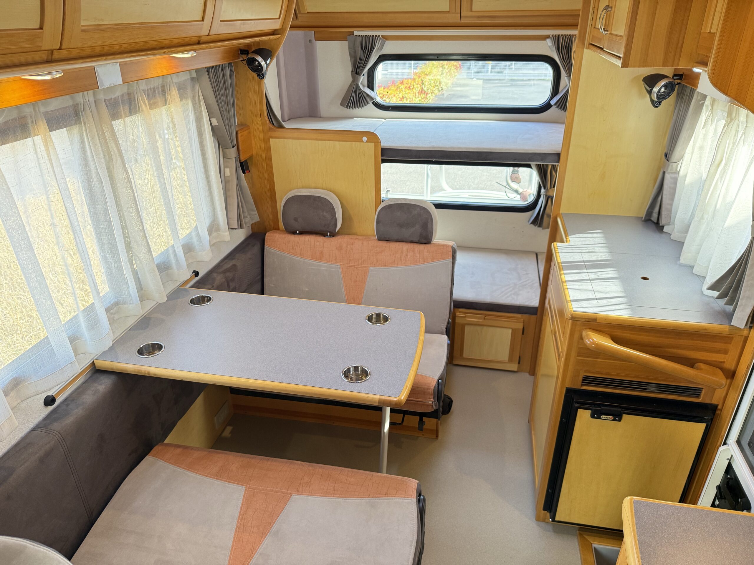 AtoZ アミティ 車内 ダイネット