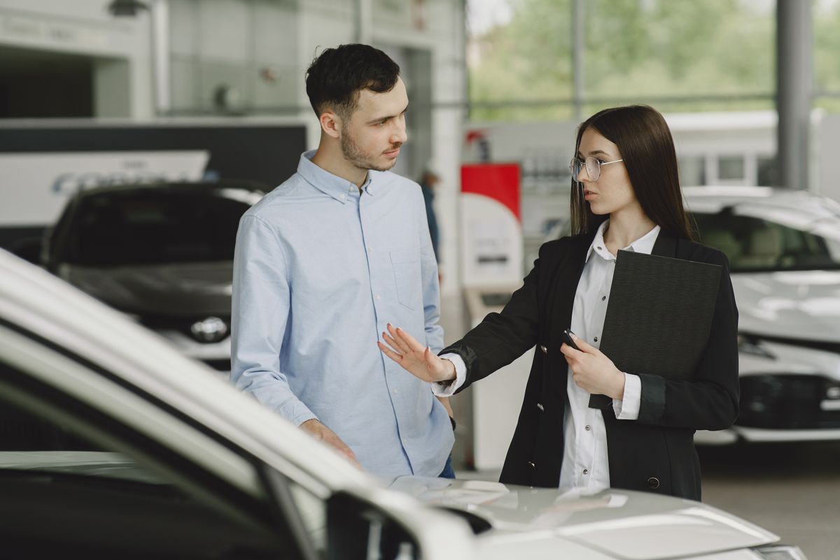 車の前で商談する様子