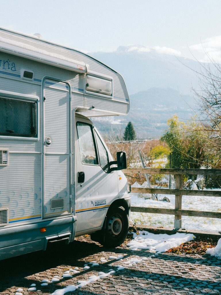 キャブオーバー型キャンピングカーの居室と運転席まわり