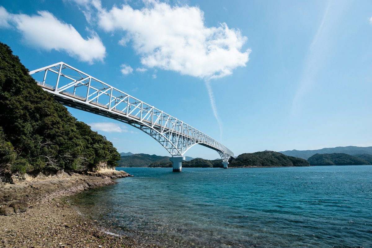 青空の下の海岸と白い橋