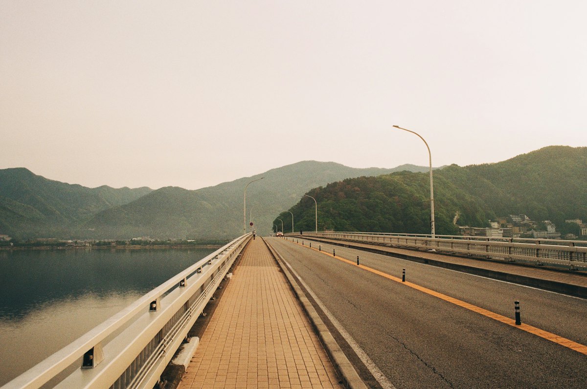 山と湖に向かってのびる橋