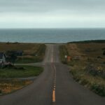 曇り空の下、海沿いを走る道路