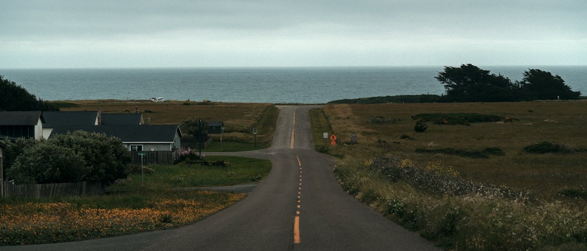 曇り空の下、海沿いを走る道路