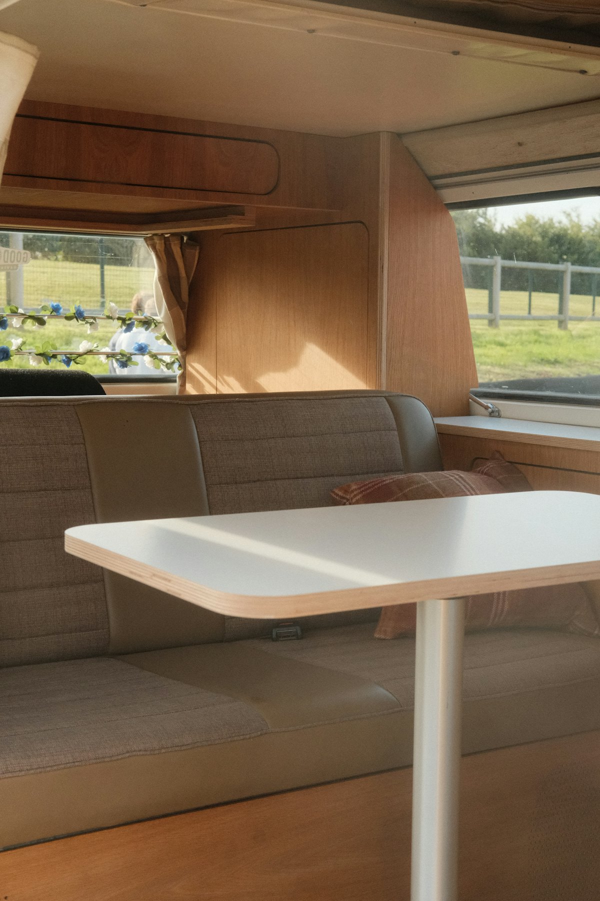 バンコン車内の白いテーブルとシート
