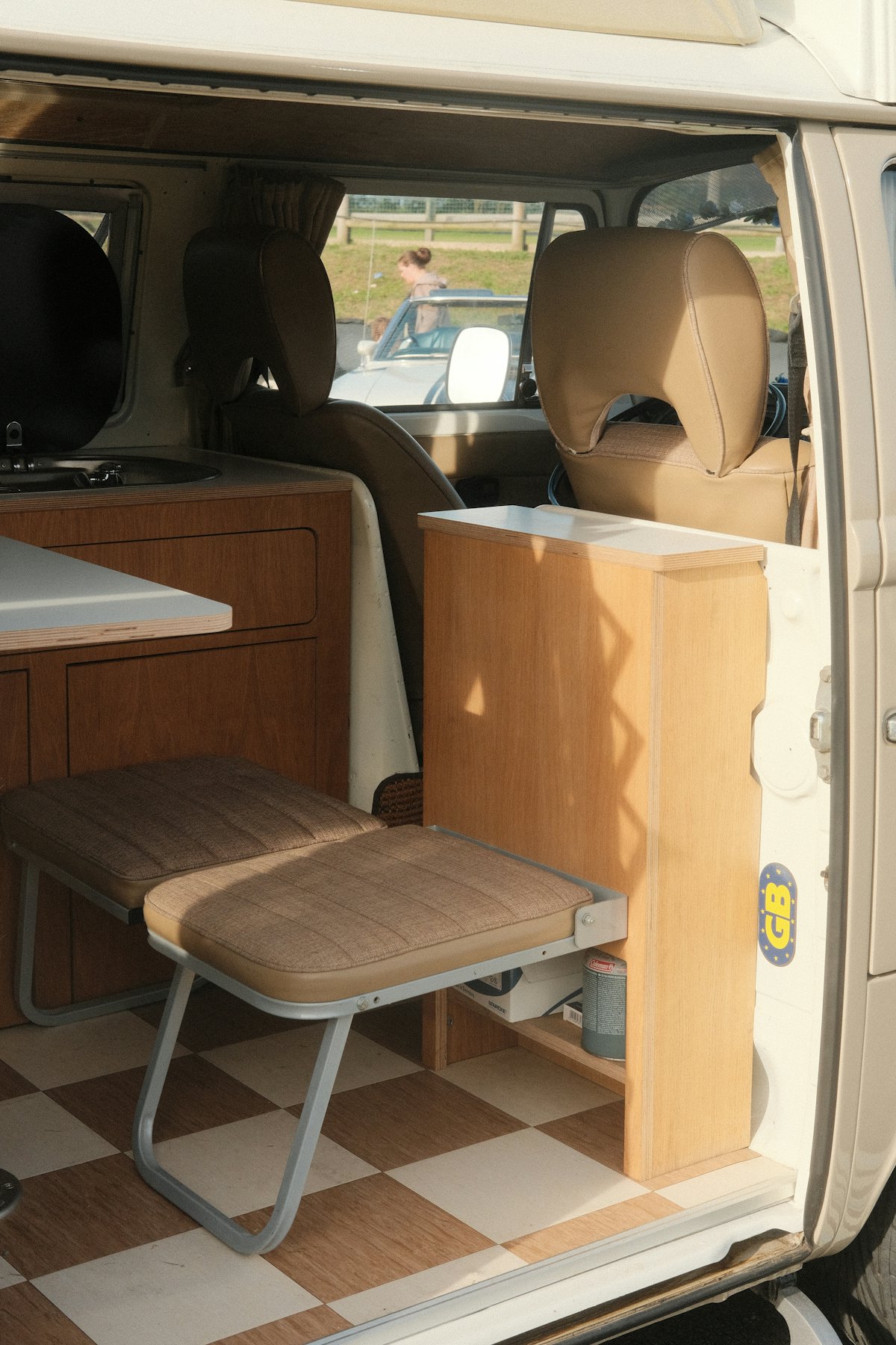 木目の家具と座席が並ぶバンコンの車内