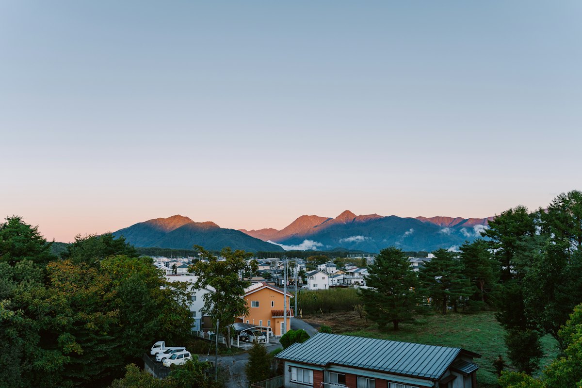 夜明けの山並みと家々の風景